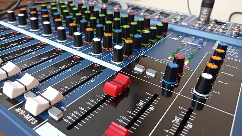 Late on Purpose: How Producers Are Turning Lag Into the Loudest Thing in the Room